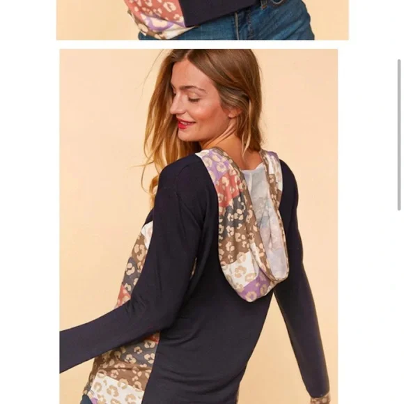 NWOT Navy Dark Top Blouse Multi Animal Print Color Hoodie M - Picture 4 of 6